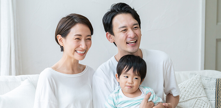 若い父親と妻子