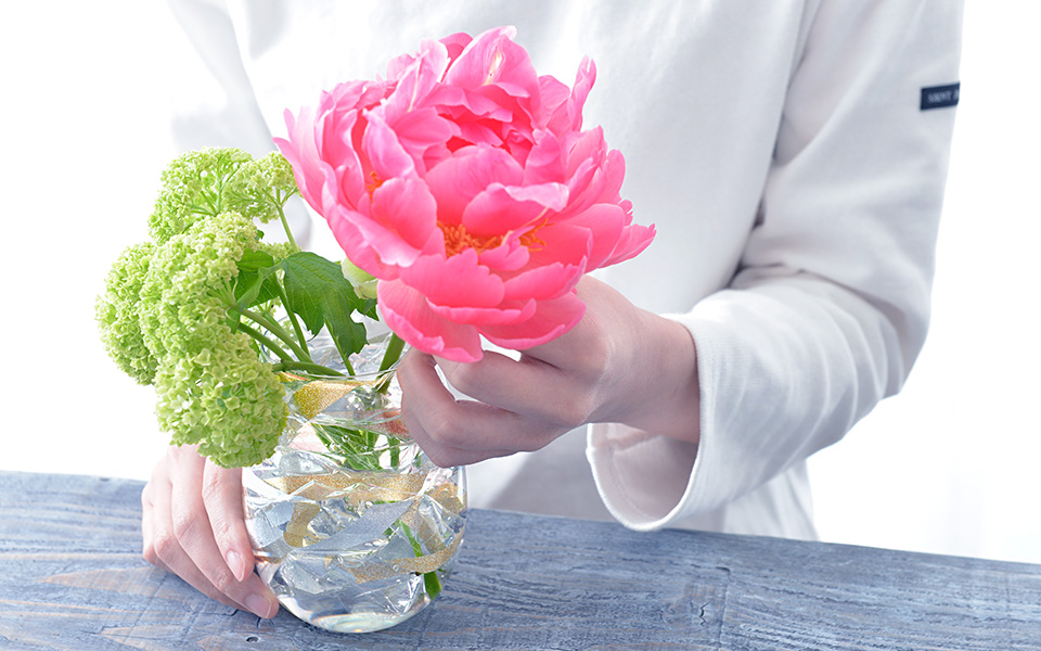 自宅で楽しむコラム「FLOWER STORY」身近な素材を使って「芍薬」アレンジを楽しもう｜フラワーギフト通販