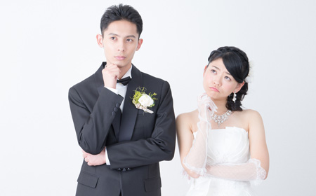 考え事をする新郎新婦