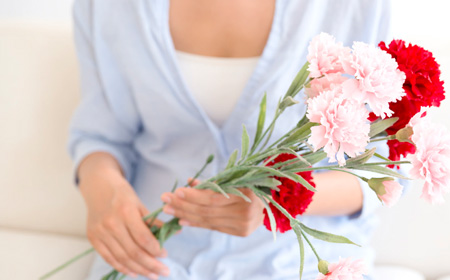 カーネーションを手に持つお母さん