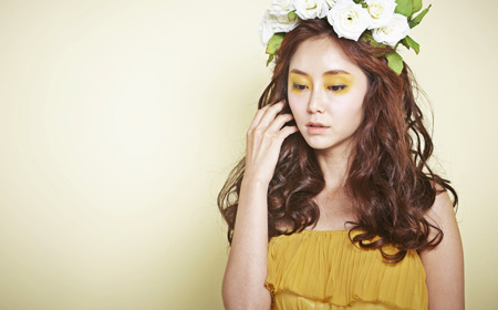 花冠（フラワークラウン）を付けるモデル