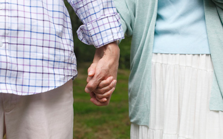 手をつなぐ夫婦