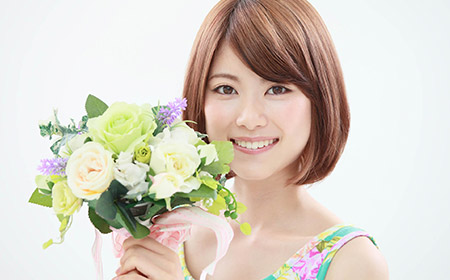 プレゼントと一緒に花