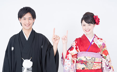 晴れ着姿の若い男女