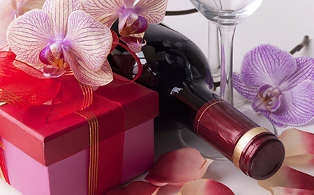 赤ワインのボトルとワイングラス