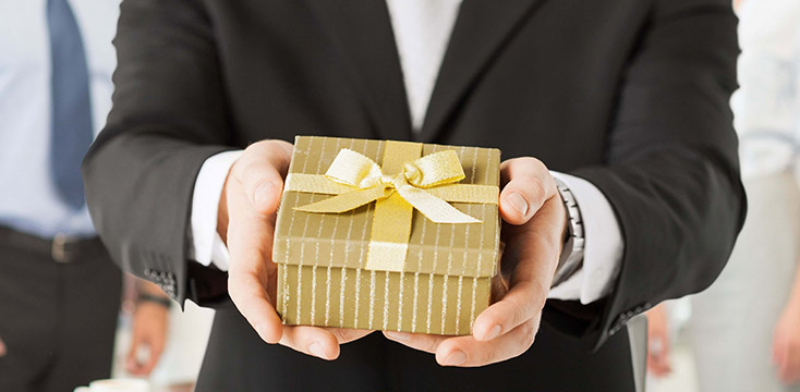 社長就任のお祝いには花と何がいい？社長就任祝いの贈り物マナー