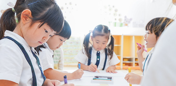 母の日メッセージを書く子どもたち